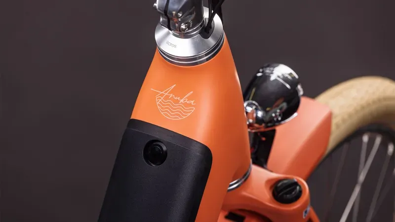 Cube Aruba Hybrid 600 eMountain Bike in Papaya/Creme-2