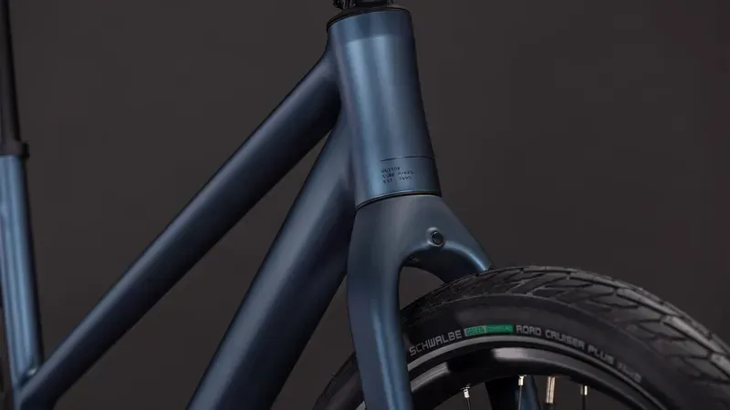 Cube Editor Pro Hybrid Bike in Mineral Blue/Chrome-12