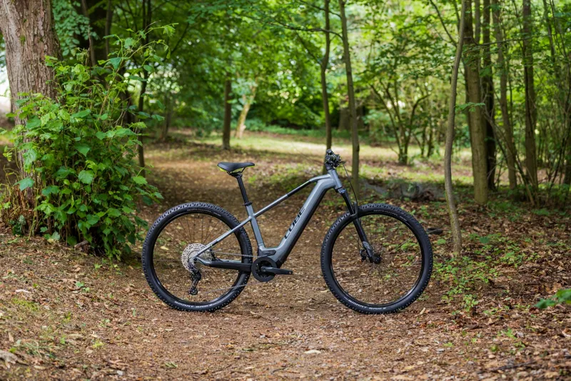 Cube Reaction Hybrid Pro 625 eMTB in Flashgrey and Green-1