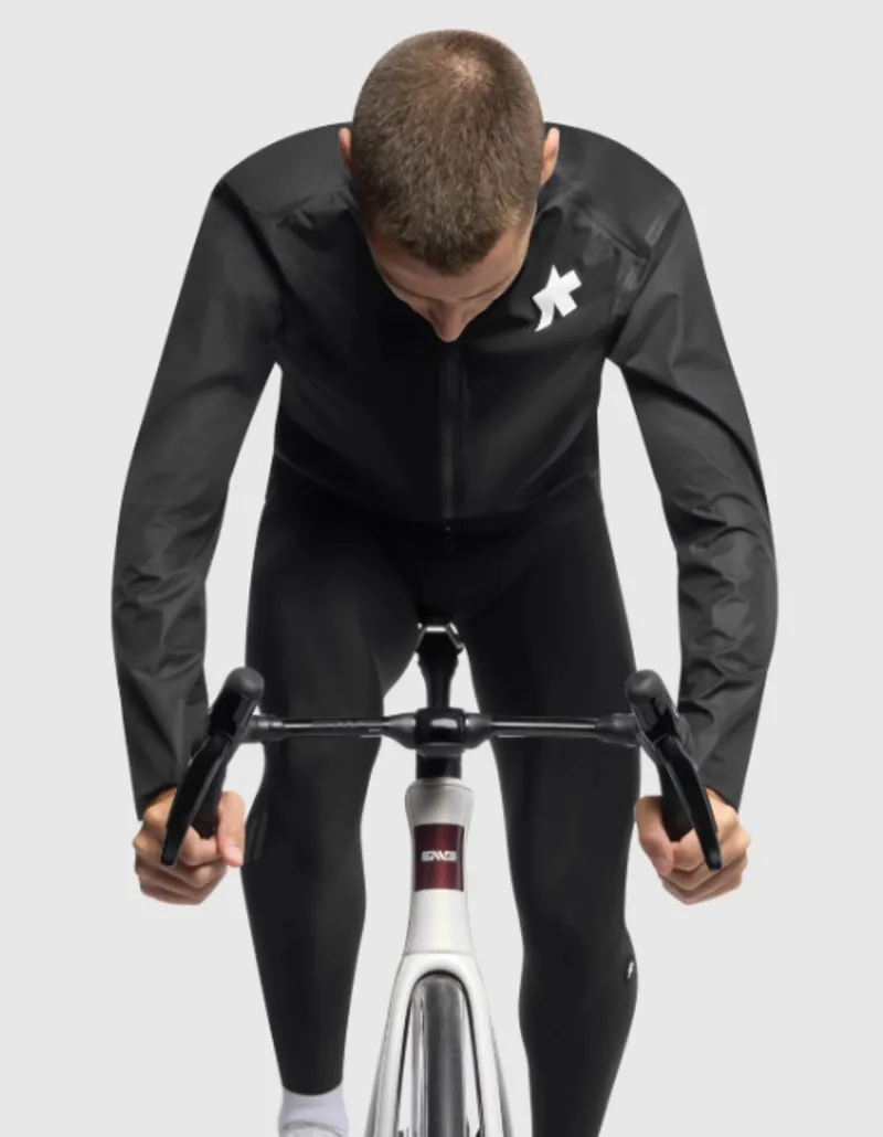 ASSOS EQUIPE RS SCHLOSSHUND RAIN JACKET S11 BLACK SERIES-3